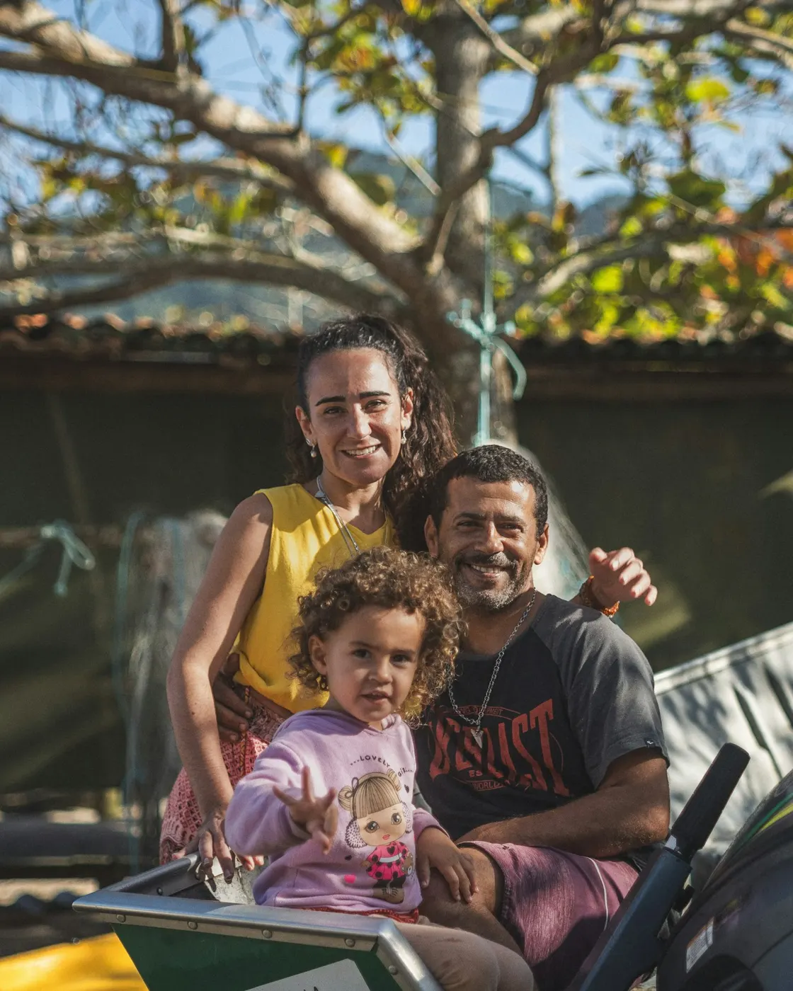 Família sorrindo reunida ao ar livre